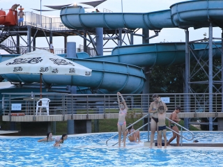 Éjszakai csobbanás az élményfürdőben 2.0 - fotó: 