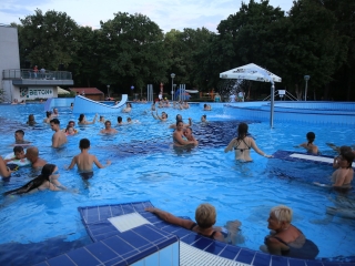 Éjszakai csobbanás az élményfürdőben 2.0 - fotó: 