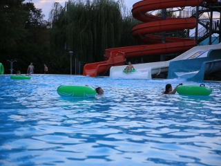 Éjszakai csobbanás az élményfürdőben 2.0 - fotó: 