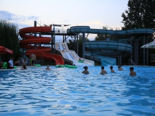 Éjszakai csobbanás az élményfürdőben 2.0 - fotó: 