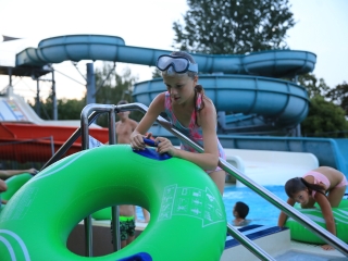 Éjszakai csobbanás az élményfürdőben 2.0 - fotó: 