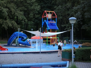 Éjszakai csobbanás az élményfürdőben 2.0 - fotó: 