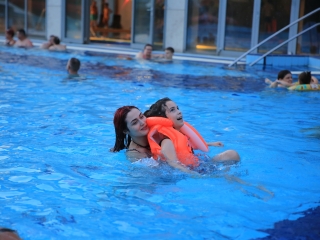 Éjszakai csobbanás az élményfürdőben 2.0 - fotó: 