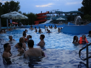 Éjszakai csobbanás az élményfürdőben 2.0 - fotó: 