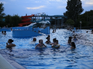 Éjszakai csobbanás az élményfürdőben 2.0 - fotó: 