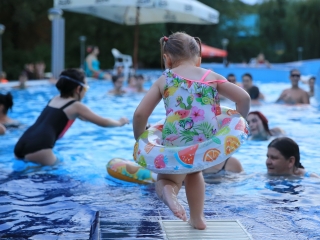 Éjszakai csobbanás az élményfürdőben 2.0 - fotó: 