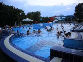 Éjszakai csobbanás az élményfürdőben 2.0 - fotó: 