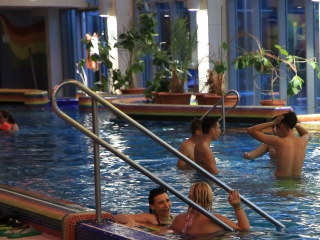 Éjszakai csobbanás az élményfürdőben 2.0 - fotó: 