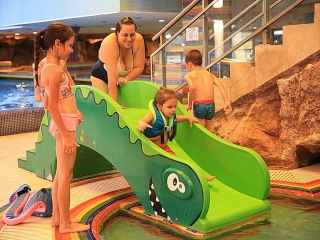 Éjszakai csobbanás az élményfürdőben 2.0 - fotó: 