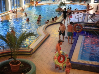 Éjszakai csobbanás az élményfürdőben 2.0 - fotó: 