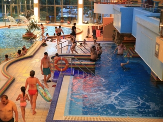 Éjszakai csobbanás az élményfürdőben 2.0 - fotó: 