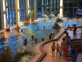 Éjszakai csobbanás az élményfürdőben 2.0 - fotó: 