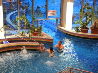 Éjszakai csobbanás az élményfürdőben 2.0 - fotó: 