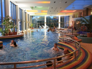 Éjszakai csobbanás az élményfürdőben 2.0 - fotó: 