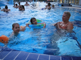 Éjszakai csobbanás az élményfürdőben 2.0 - fotó: 