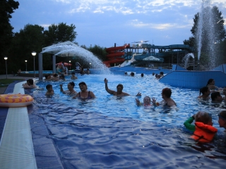 Éjszakai csobbanás az élményfürdőben 2.0 - fotó: 