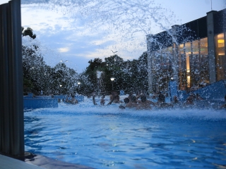 Éjszakai csobbanás az élményfürdőben 2.0 - fotó: 