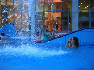 Éjszakai csobbanás az élményfürdőben 2.0 - fotó: 