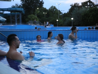 Éjszakai csobbanás az élményfürdőben 2.0 - fotó: 