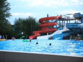 Éjszakai csobbanás az élményfürdőben 2.0 - fotó: 