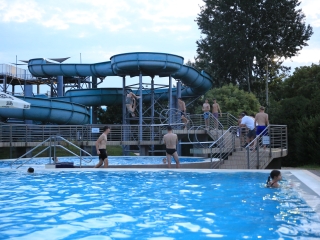 Éjszakai csobbanás az élményfürdőben 2.0 - fotó: 