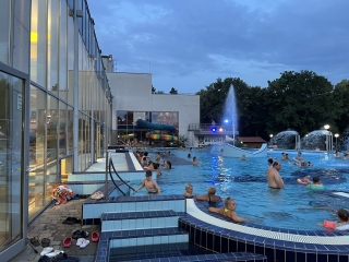 Éjszakai csobbanás az élményfürdőben 2.0 - fotó: 