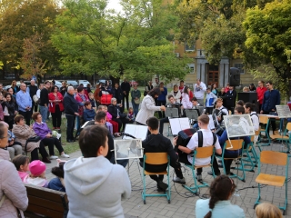 Világnapi koncert és virágültetés a zeneiskolánál (2024) - fotó: 