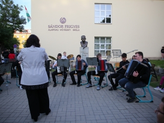 Világnapi koncert és virágültetés a zeneiskolánál (2024) - fotó: 