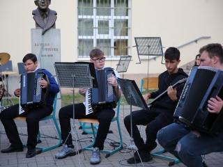 Világnapi koncert és virágültetés a zeneiskolánál (2024) - fotó: 