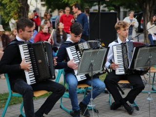 Világnapi koncert és virágültetés a zeneiskolánál (2024) - fotó: 
