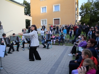 Világnapi koncert és virágültetés a zeneiskolánál (2024) - fotó: 