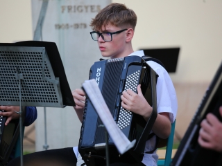 Világnapi koncert és virágültetés a zeneiskolánál (2024) - fotó: 