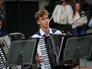 Világnapi koncert és virágültetés a zeneiskolánál (2024) - fotó: 