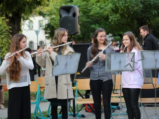 Világnapi koncert és virágültetés a zeneiskolánál (2024) - fotó: 