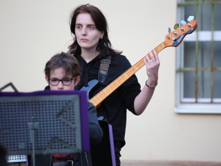 Világnapi koncert és virágültetés a zeneiskolánál (2024) - fotó: 