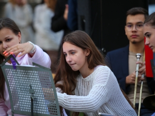 Világnapi koncert és virágültetés a zeneiskolánál (2024) - fotó: 