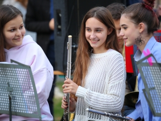 Világnapi koncert és virágültetés a zeneiskolánál (2024) - fotó: 