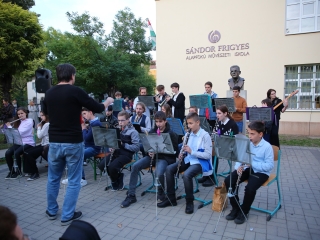 Világnapi koncert és virágültetés a zeneiskolánál (2024) - fotó: 