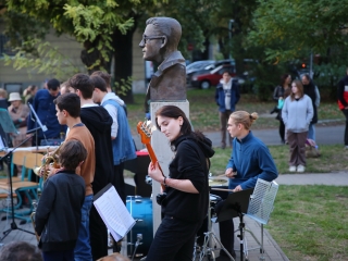 Világnapi koncert és virágültetés a zeneiskolánál (2024) - fotó: 