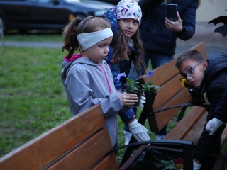 Világnapi koncert és virágültetés a zeneiskolánál (2024) - fotó: 