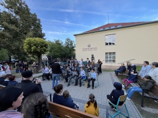 Világnapi koncert és virágültetés a zeneiskolánál (2024) - fotó: 