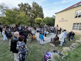 Világnapi koncert és virágültetés a zeneiskolánál (2024) - fotó: 
