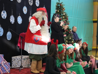 Joulupukki a Béke városrészben - fotó: 