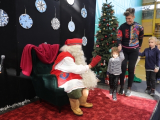 Joulupukki a Béke városrészben - fotó: 