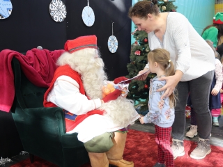 Joulupukki a Béke városrészben - fotó: 