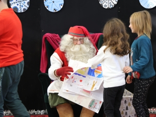 Joulupukki a Béke városrészben - fotó: 