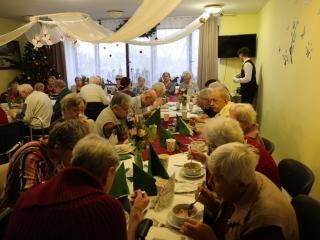 Ünnepi ebéd az idősek otthonában - fotó: 