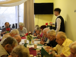 Ünnepi ebéd az idősek otthonában - fotó: 