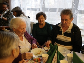 Ünnepi ebéd az idősek otthonában - fotó: 