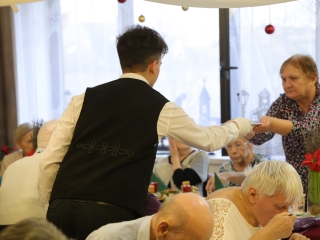 Ünnepi ebéd az idősek otthonában - fotó: 